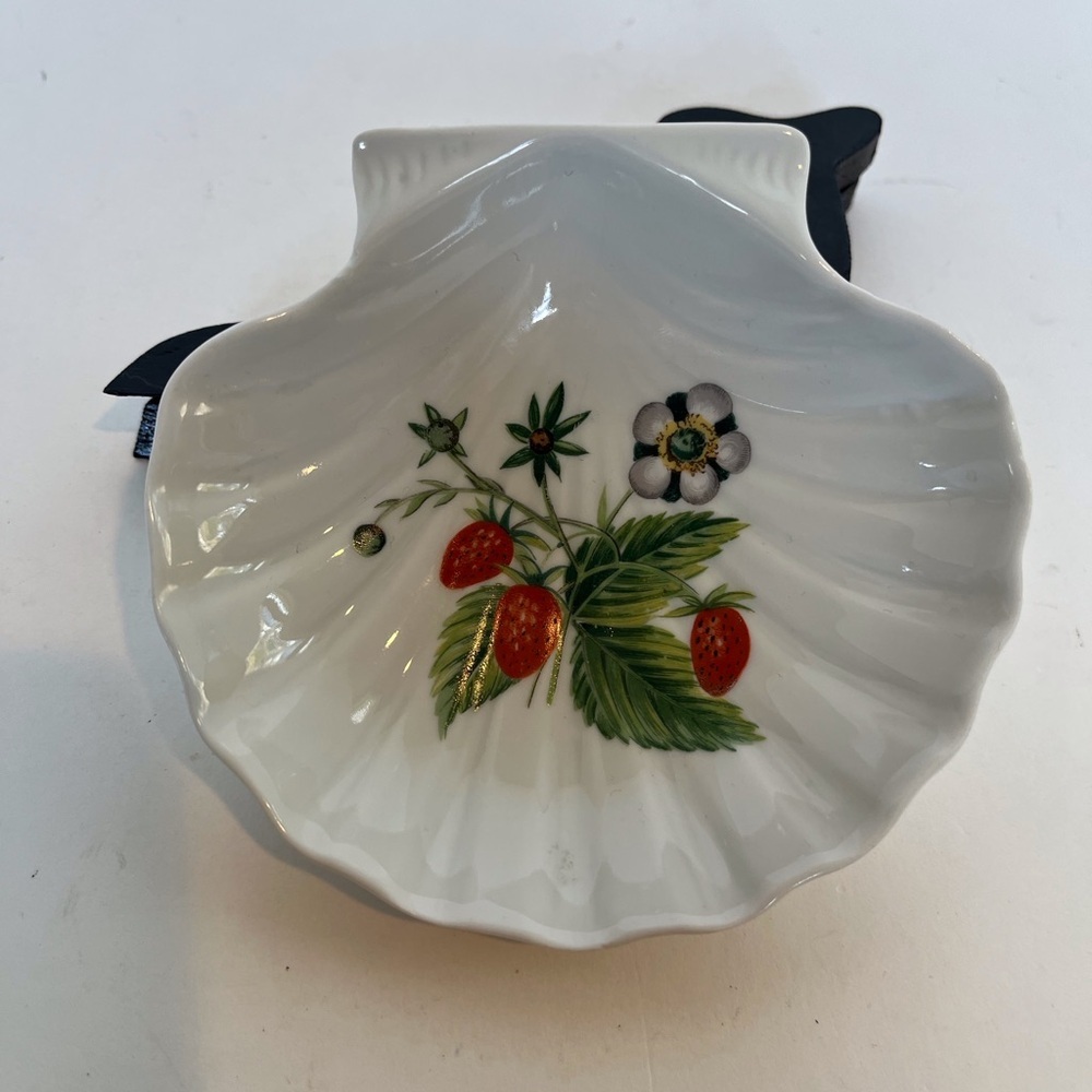 Vintage ‘Porcelaine de Paris Fruits Sauvages’ Shell-Shaped Dish